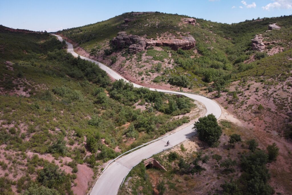 Imagen aerea carretera con ciclista