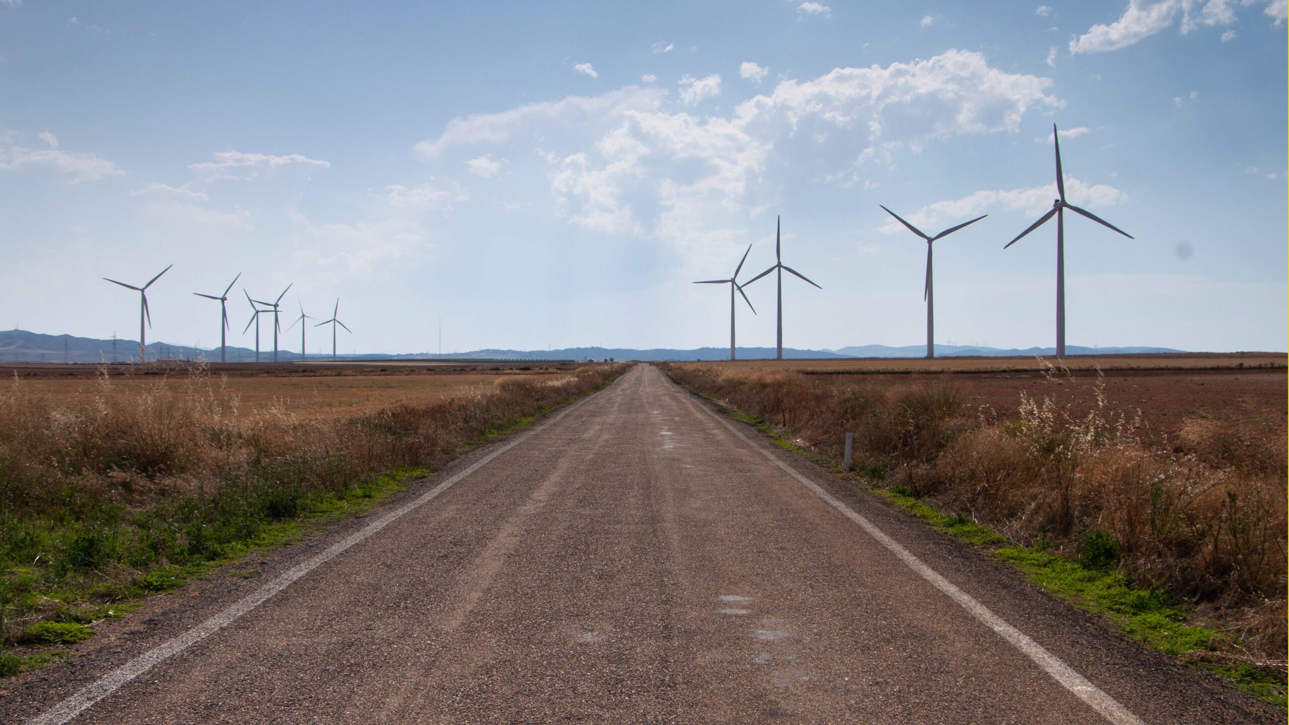 Carretera recta entre aerogeneradores