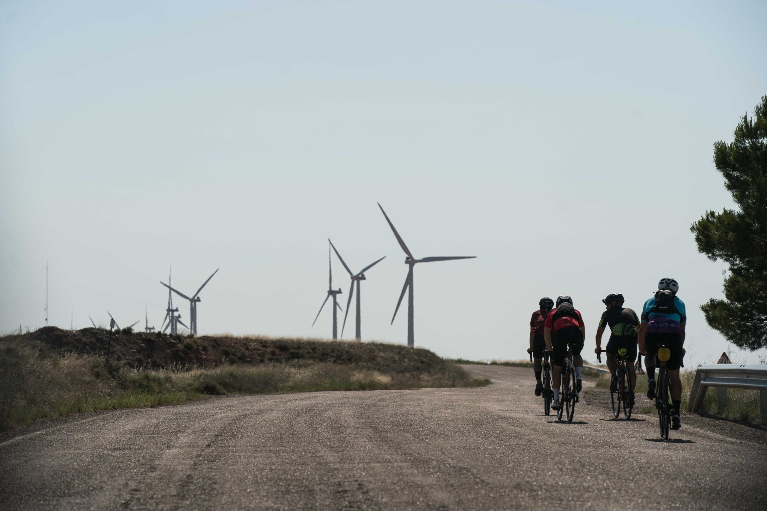 PedAlma ciclistas pedaleando entre molinos