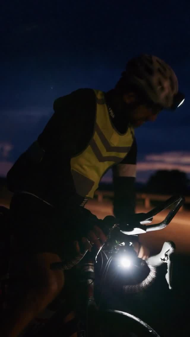 🚵🏻CAE LA NOCHE🌌
La mayoría de participantes ya se encuentran entre el CP2 Núevalos y CP3 Belchite.
¿Descansarán durante la noche o seguirán esta aventura non-stop? 

¿Tú que harías?

—

🚵🏻NIGHT FALLS🌌
Most participants are already between CP2 Núevalos and CP3 Belchite.
Will they rest overnight or continue this adventure non-stop? 

What would you do?

💻All INFO

www.pedalma.cc (Link in BIO)

😊Thanks!
@geosminacomponents
@gsport_apparel
@finisher_es
@davimarentacar

#pedalma #madridtobarcelona #ultracycling #cycling #adventure #bycicle #bikepacking #rideyourbike