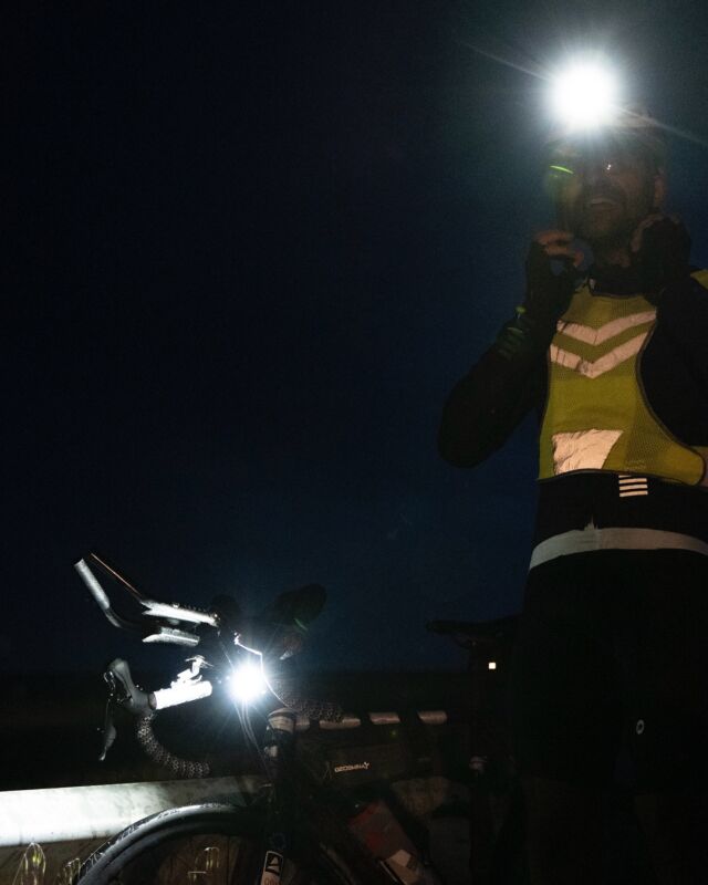 🚴🏿LUCES Y SOMBRAS🌠
Estas caras lo dicen todo. Felicidad y sufrimiento a partes iguales.

Bona nit!

—

🚴🏿LIGHTS AND SHADOWS🌠
These faces say it all. Equal parts happiness and suffering.

Good night!

💻All INFO

www.pedalma.cc (Link in BIO)

😊Thanks!
@geosminacomponents
@gsport_apparel
@finisher_es 
@davimarentacar 

#pedalma #madridtobarcelona #ultracycling #cycling #adventure #bycicle #bikepacking #rideyourbike