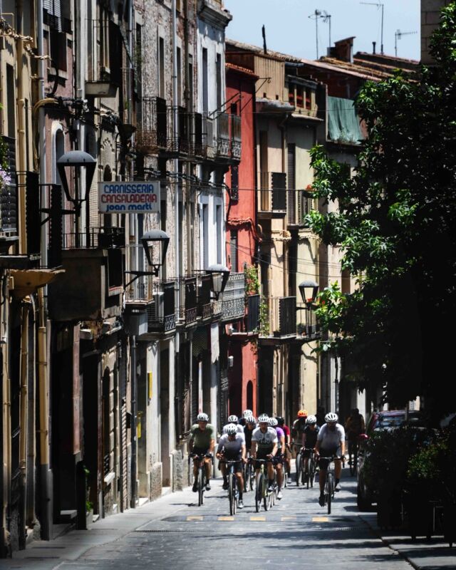 RECONOCIMIENTO THE CAPITALS 2025
Pasar un día sobre la bici suele ser un buen plan, y lo es todavía más si lo pasas en compañía de grandes personas, con las que compartir buenos momentos, buenas conversaciones y aprendizajes. 

Con caras nuevas, caras conocidas, pero al final con una ilusión conjunta y un poco de incertidumbre al principio, que acaba en uno de esos días que tanto nos gustan.

Son de estos días que te llenan de vida mientras pedaleamos juntos. 

¡Salud y nos vemos en la próxima!

@ramonnama y @ununibi

—

THE CAPITALS SOCIAL RIDE 2025
Spending a day on the bike is usually a good plan, and it is even more so if you spend it in the company of great people, with whom you share good times, good conversations and learnings.

With new faces, familiar faces, but in the end with a joint illusion and a bit of uncertainty at the beginning, which ends in one of those days that we like so much.

It’s one of those days that fills you with life as we pedal together.

Cheers and see you next time!

@ramonnama and @ununibi

📸🫶 @natxop 

💻All INFO

www.pedalma.cc

😊Thanks!

@gsport_apparel
@geosminacomponents
@finisher_es
@davimarentacar 

#pedalma #thecapitals #ultracycling#cycling #adventure #bycicle#bikepacking #rideyourbike