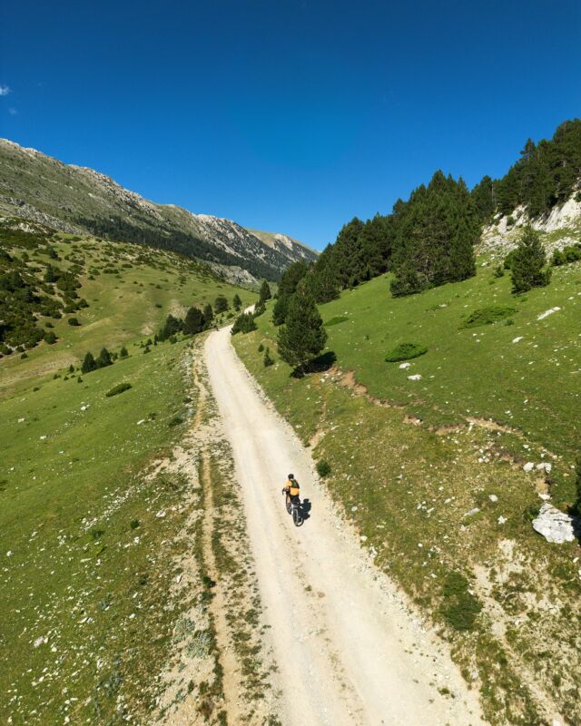 ¿𝗧𝗛𝗘 𝗖𝗔𝗣𝗜𝗧𝗔𝗟𝗦?
¿Por qué elegir The Capitals by @pedalma_cycling ?

Porque no es solo un evento de gravel.
Es una experiencia única, cuidada al detalle, pensada para que vivas una auténtica travesía en bici por toda Catalunya.

🚴‍♂️ Salida y llegada en Barcelona, una de las ciudades más emblemáticas del mundo.
🤝 Trato personal y cercano, sin masificaciones.
📦 Facilidades logísticas como consigna de maletas y cajas de bici durante la ruta.
🗺️ Tracks diseñados al máximo detalle, buscando siempre las alternativas más óptimas y ciclables.
🚵‍♀️ Participa tanto en gravel como en mountain bike.
⏱️ Planifica la aventura a tu ritmo: te proponemos etapas para disfrutar al máximo.
🌄 Recorre la Costa Mediterránea, viñedos, bosques de pinos, el majestuoso Pedraforca, los Pirineos en su máximo esplendor, Girona y su paraíso ciclista, hasta la Serralada Marina.
🎥 Vehículos de control y media acompañando toda la ruta.
🍽️ Cena final para compartir y celebrar la experiencia con el resto de participantes.
❤️ Una experiencia de por vida, una aventura que se queda marcada para siempre.

💻+INFO

www.pedalma.cc

—

𝗪𝗛𝗬 𝗧𝗛𝗘 𝗖𝗔𝗣𝗜𝗧𝗔𝗟𝗦?

Because it’s not just a gravel event.
It’s a unique experience, carefully designed to offer a true bikepacking journey around Catalonia.

🚴‍♂️ Start and finish in Barcelona, one of the world’s most iconic cities.
🤝 A personal and familiar atmosphere, far from mass events.
📦 Logistical support: luggage and bike box storage along the route.
🗺️ Tracks designed to the maximum detail, always looking for the most optimal and cyclable alternatives.
🚵‍♀️ Ride it on gravel or mountain bike.
⏱️ Set your own pace: we offer suggested stages to enjoy the ride fully.
🌄 Discover the Mediterranean Coast, vineyards, pine forests, the majestic Pedraforca, the stunning Pyrenees, Girona’s cycling paradise, and the Serralada Marina coastal range.
🎥 Control and media team vehicles covering the entire journey.
🍽️ Final dinner to celebrate and connect with the community.
❤️ An experience of a lifetime, an adventure that will stay with you forever.

😊Thanks!
@gsport_apparel
@geosminacomponents
@finisher_es
@davimarentacar