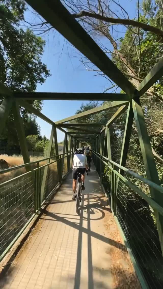 RECONOCIMIENTO THE CAPITALS 2025

Ciclismo, gravel, amistad, buenas conversaciones, gran ambiente, supermercados y un poco de calor 😜

—

THE CAPITALS SOCIAL RIDE 2025

Cycling, gravel, friendship, good conversations, great atmosphere, supermarkets and a bit of heat 😜

💻All INFO

www.pedalma.cc 

😊Thanks!
@gsport_apparel
@geosminacomponents
@finisher_es
@davimarentacar

#pedalma #thecapitals #ultracycling #cycling #adventure #bycicle #bikepacking #rideyourbike